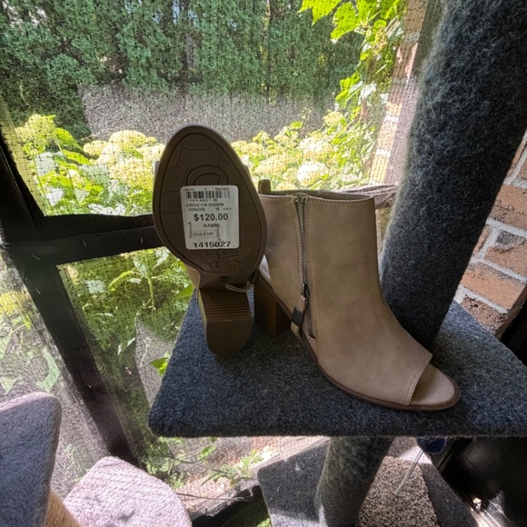 womens shoes - Picture 2 of 3